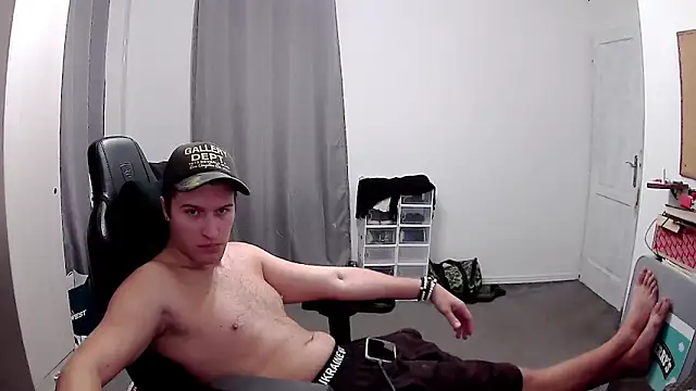 Snapshot of PKrisztian chatting on 10-14-25, 02:51 PKrisztian online show from 10-14-25, 02:51