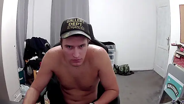 Snapshot of PKrisztian chatting on 10-19-25, 09:37 PKrisztian online show from 10-19-25, 09:37