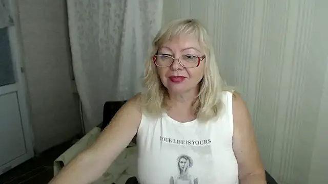 Snapshot of EvelynLoveShy chatting on 09-26-25, 10:47 EvelynLoveShy online show from 09-26-25, 10:47