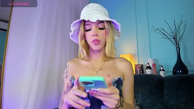 Snapshot of Courtney_gonet chatting on 01-17-25, 03:23 Courtney gonet online show from 01-17-25, 03:23