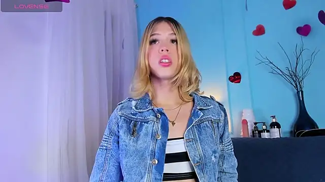 Snapshot of Courtney_gonet chatting on 02-18-25, 03:53 Courtney gonet online show from 02-18-25, 03:53