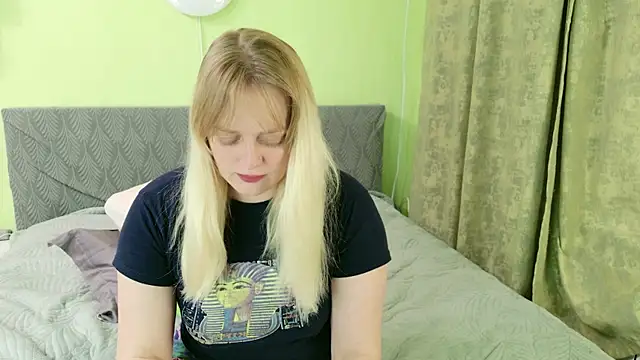 Snapshot of Kira_Miler chatting on 05-21-26, 05:25 Kira Miler online show from 05-21-26, 05:25