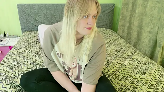 Snapshot of Kira_Miler chatting on 06-18-26, 07:08 Kira Miler online show from 06-18-26, 07:08