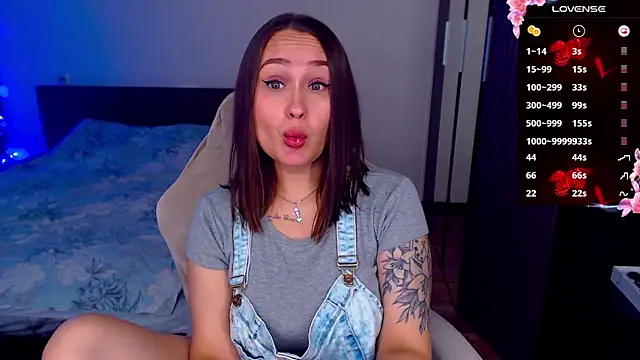 Snapshot of Cutie-Melanie chatting on 10-19-25, 07:36 Cutie-Melanie online show from 10-19-25, 07:36
