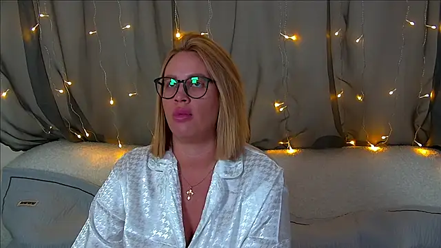 Snapshot of MariaNeumann chatting on 10-26-25, 06:25 MariaNeumann online show from 10-26-25, 06:25