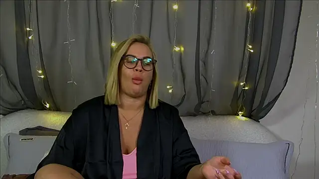 Snapshot of MariaNeumann chatting on 11-09-25, 06:39 MariaNeumann online show from 11-09-25, 06:39