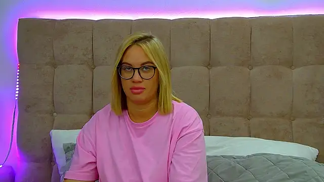 Snapshot of MariaNeumann chatting on 11-12-25, 06:36 MariaNeumann online show from 11-12-25, 06:36