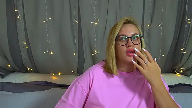 Snapshot of MariaNeumann chatting on 11-22-25, 06:29 MariaNeumann online show from 11-22-25, 06:29