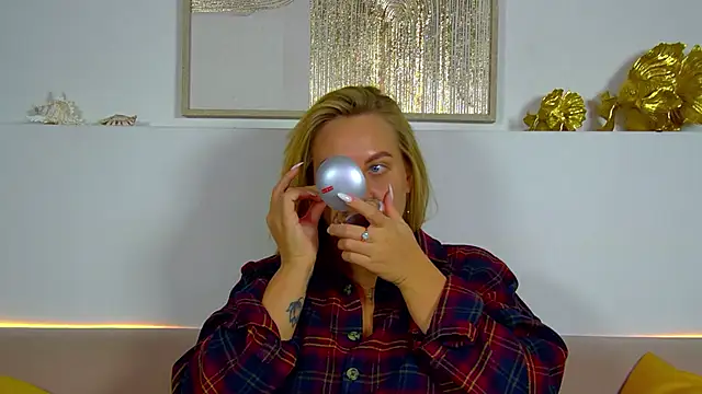 Snapshot of MariaNeumann chatting on 11-28-25, 06:27 MariaNeumann online show from 11-28-25, 06:27