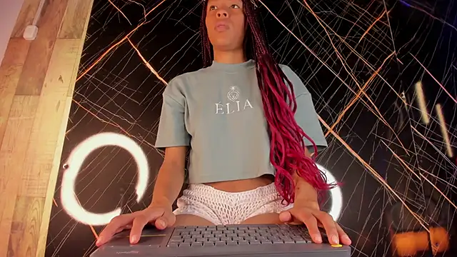 Kloe Suarez  online show from 11-17-25, 07:30