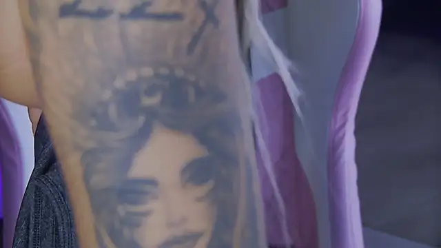 Snapshot of shayblonde chatting on 12-14-24, 08:29 shayblonde online show from 12-14-24, 08:29