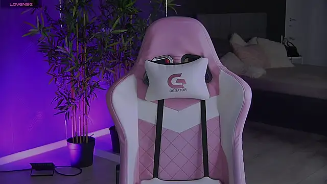 Snapshot of shayblonde chatting on 12-24-24, 09:22 shayblonde online show from 12-24-24, 09:22