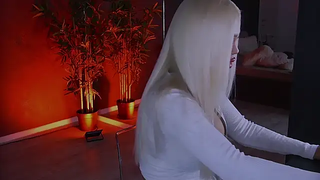 Snapshot of shayblonde chatting on 01-13-25, 01:13 shayblonde online show from 01-13-25, 01:13