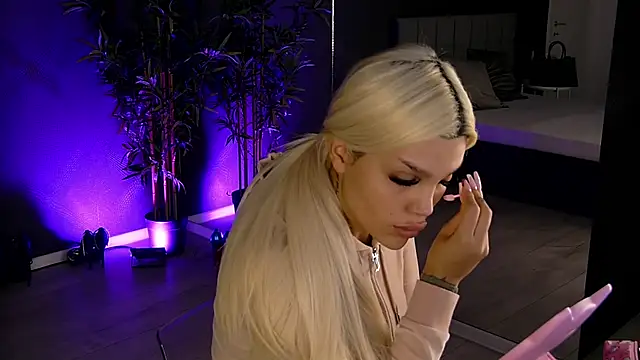 Snapshot of shayblonde chatting on 02-18-25, 05:42 shayblonde online show from 02-18-25, 05:42