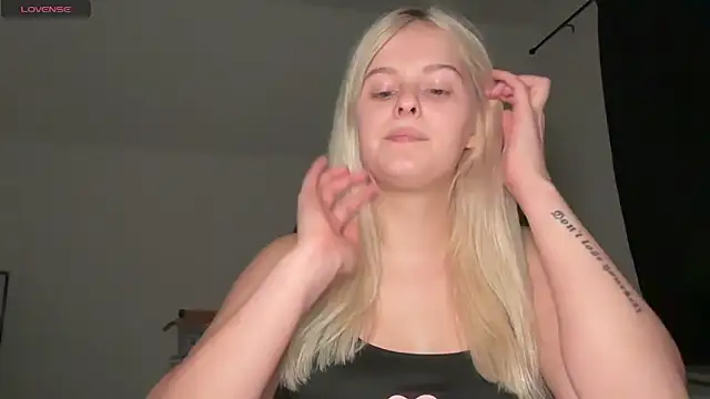 Snapshot of Allylove03 chatting on 09-11-25, 05:57 Allylove03 online show from 09-11-25, 05:57