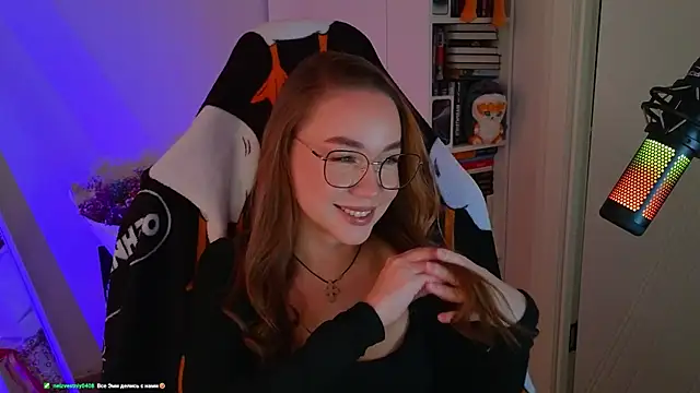 Snapshot of Emili1- chatting on 03-10-25, 01:32 Emili1- online show from 03-10-25, 01:32