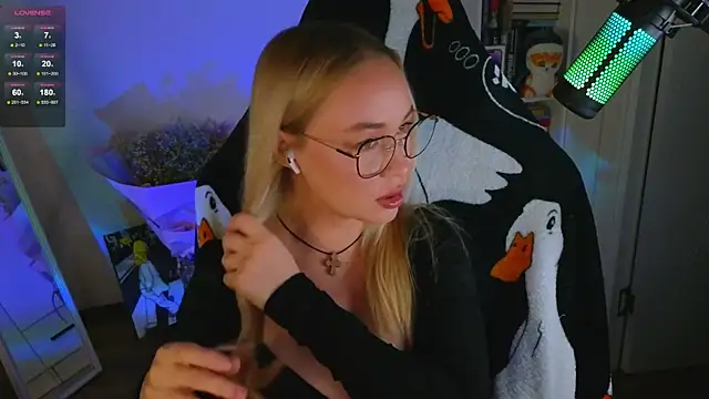 Snapshot of Emili1- chatting on 09-10-25, 04:18 Emili1- online show from 09-10-25, 04:18