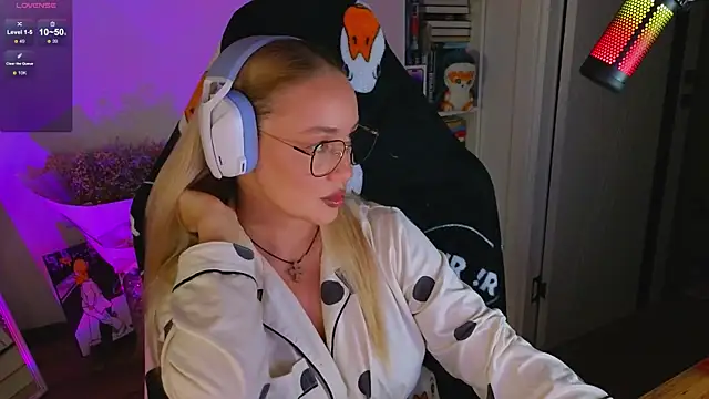 Snapshot of Emili1- chatting on 09-11-25, 06:19 Emili1- online show from 09-11-25, 06:19