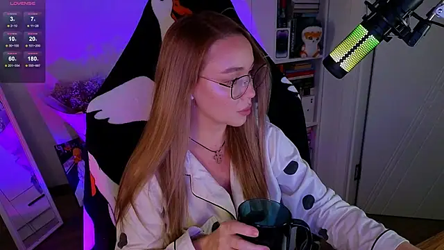 Snapshot of Emili1- chatting on 10-12-25, 11:42 Emili1- online show from 10-12-25, 11:42