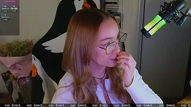 Snapshot of Emili1- chatting on 11-25-25, 01:44 Emili1- online show from 11-25-25, 01:44