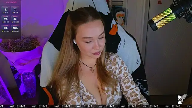 Snapshot of Emili1- chatting on 12-15-25, 02:32 Emili1- online show from 12-15-25, 02:32