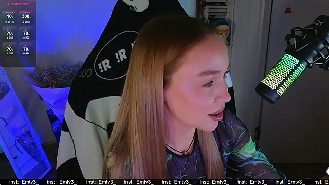 Snapshot of Emili1- chatting on 12-16-25, 04:23 Emili1- online show from 12-16-25, 04:23