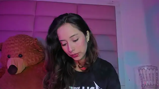 Snapshot of little-Emma chatting on 12-19-25, 03:24 little-Emma online show from 12-19-25, 03:24