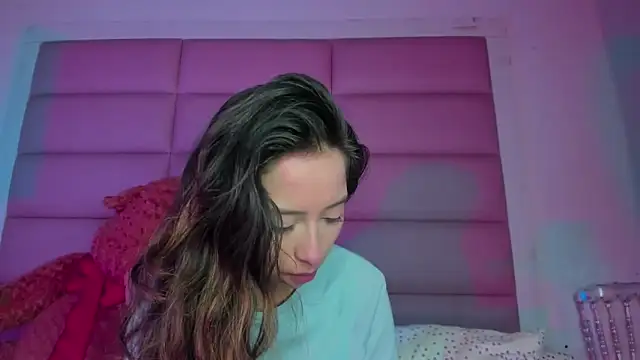 Snapshot of little-Emma chatting on 12-22-25, 03:36 little-Emma online show from 12-22-25, 03:36