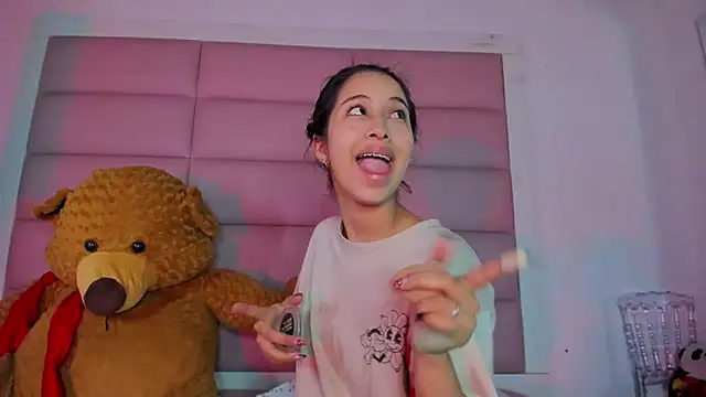 Snapshot of little-Emma chatting on 12-23-25, 05:38 little-Emma online show from 12-23-25, 05:38