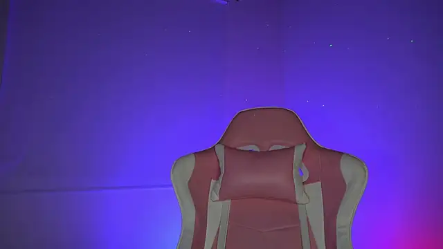 Snapshot of little-Emma chatting on 02-13-26, 03:13 little-Emma online show from 02-13-26, 03:13