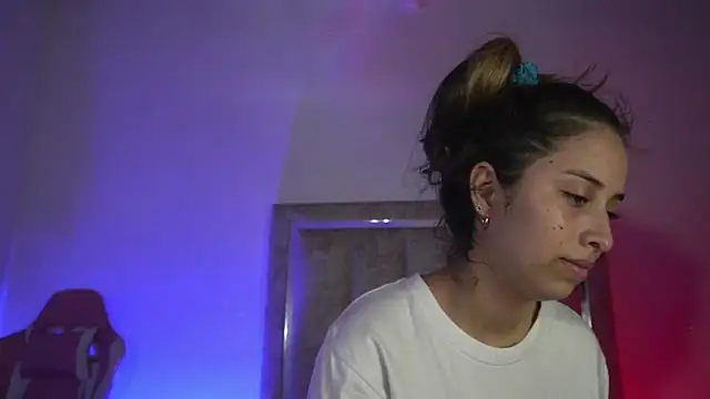 Snapshot of little-Emma chatting on 07-01-26, 11:26 little-Emma online show from 07-01-26, 11:26