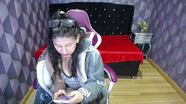 Snapshot of Lilyevansx chatting on 03-21-25, 01:23 Lilyevansx online show from 03-21-25, 01:23