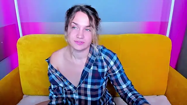 Snapshot of Milka_Blond chatting on 10-21-25, 09:54 Milka Blond online show from 10-21-25, 09:54