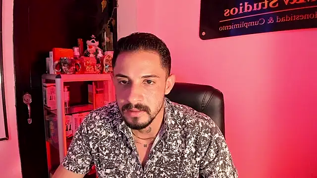 Snapshot of Erick_Wall chatting on 06-13-26, 04:21 Erick Wall online show from 06-13-26, 04:21