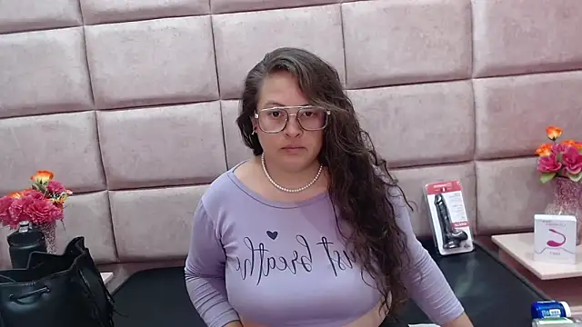 Snapshot of SaraThomso chatting on 02-09-25, 03:00 SaraThomso online show from 02-09-25, 03:00