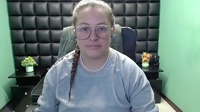 Snapshot of SaraThomso chatting on 02-21-25, 03:01 SaraThomso online show from 02-21-25, 03:01