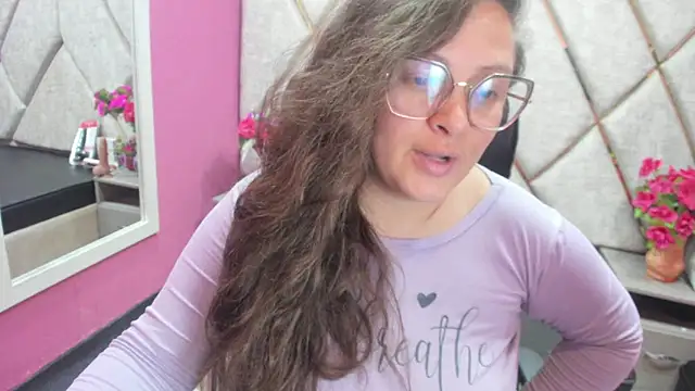 Snapshot of SaraThomso chatting on 10-02-25, 04:08 SaraThomso online show from 10-02-25, 04:08