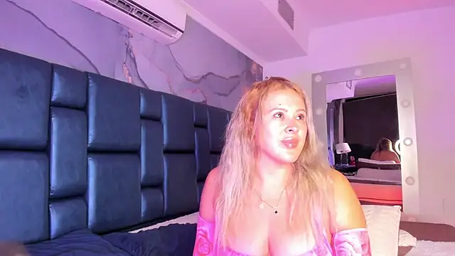 Snapshot of ALONDRAMILF chatting on 11-12-25, 02:34 ALONDRAMILF online show from 11-12-25, 02:34