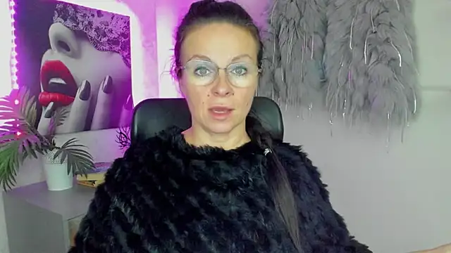 HelenLuxx online show from 10-09-25, 05:44