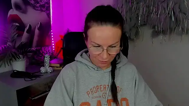 HelenLuxx online show from 02-26-26, 04:28