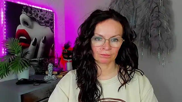 HelenLuxx online show from 04-15-26, 02:46