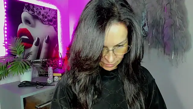 HelenLuxx online show from 04-18-26, 05:33