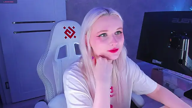 Snapshot of SweeteRose_Royce chatting on 01-18-25, 03:49 SweeteRose Royce online show from 01-18-25, 03:49