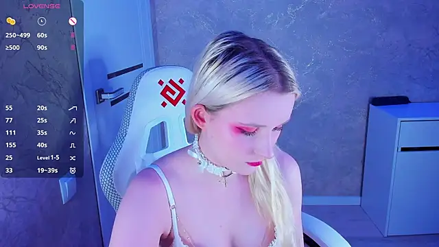 Snapshot of SweeteRose_Royce chatting on 03-18-25, 03:10 SweeteRose Royce online show from 03-18-25, 03:10