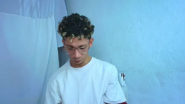 Snapshot of mateodeamjo chatting on 04-23-26, 01:02 mateodeamjo online show from 04-23-26, 01:02