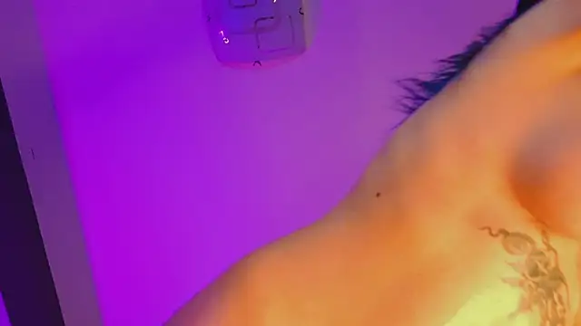 Snapshot of AriaVoss chatting on 12-28-24, 02:43 AriaVoss online show from 12-28-24, 02:43