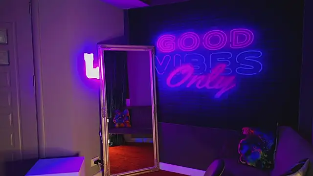 Snapshot of AriaVoss chatting on 12-29-24, 11:29 AriaVoss online show from 12-29-24, 11:29