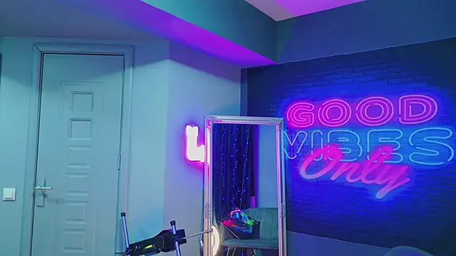 Snapshot of AriaVoss chatting on 01-13-25, 08:37 AriaVoss online show from 01-13-25, 08:37