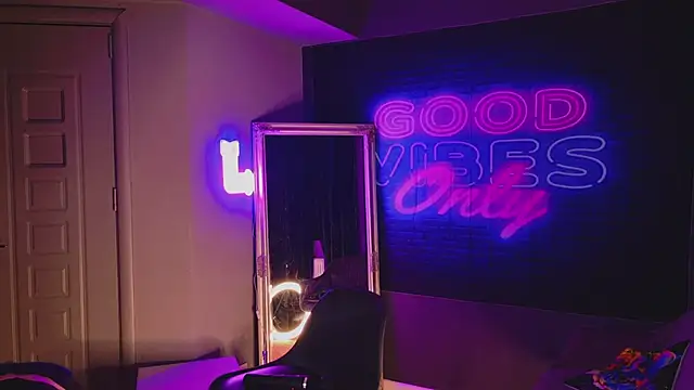 Snapshot of AriaVoss chatting on 02-10-25, 09:36 AriaVoss online show from 02-10-25, 09:36