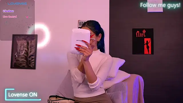 Snapshot of AriaVoss chatting on 09-19-25, 08:42 AriaVoss online show from 09-19-25, 08:42